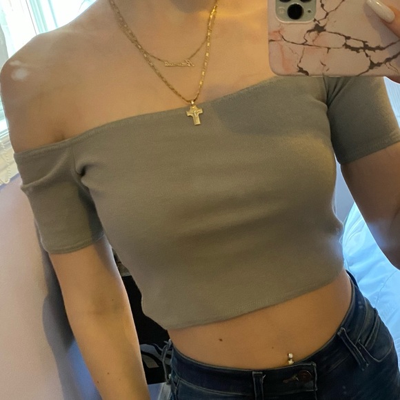 aritzia’s wilfred free off the shoulder tshirt - Picture 1 of 3